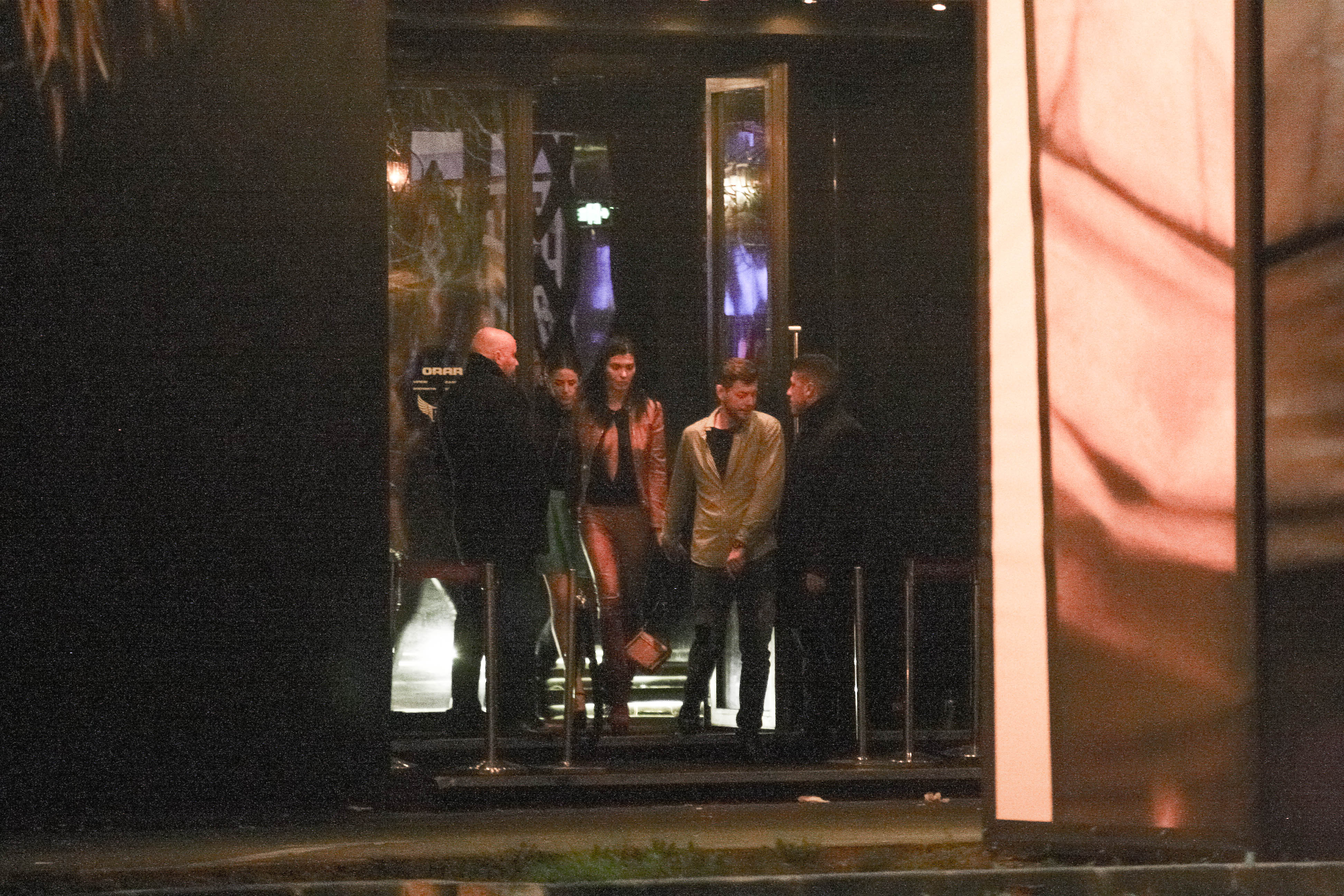 Bruneta pare destul de incantata de prezenta tanarului