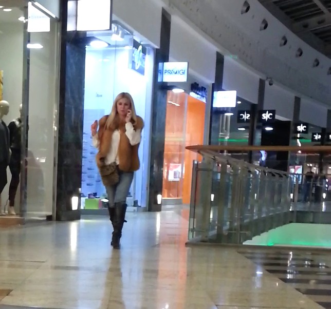 Frumoasa actrita a stat numai cu telefonul la ureche