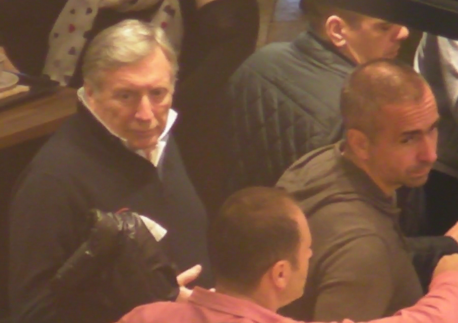 Cohn pare ca si-a pierdut rabdarea si se intoarce pentru a se uita dupa iubita lui