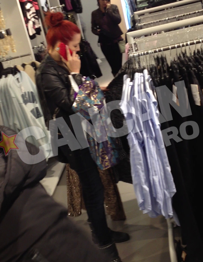 Elena a vorbit tot timpul la telefon