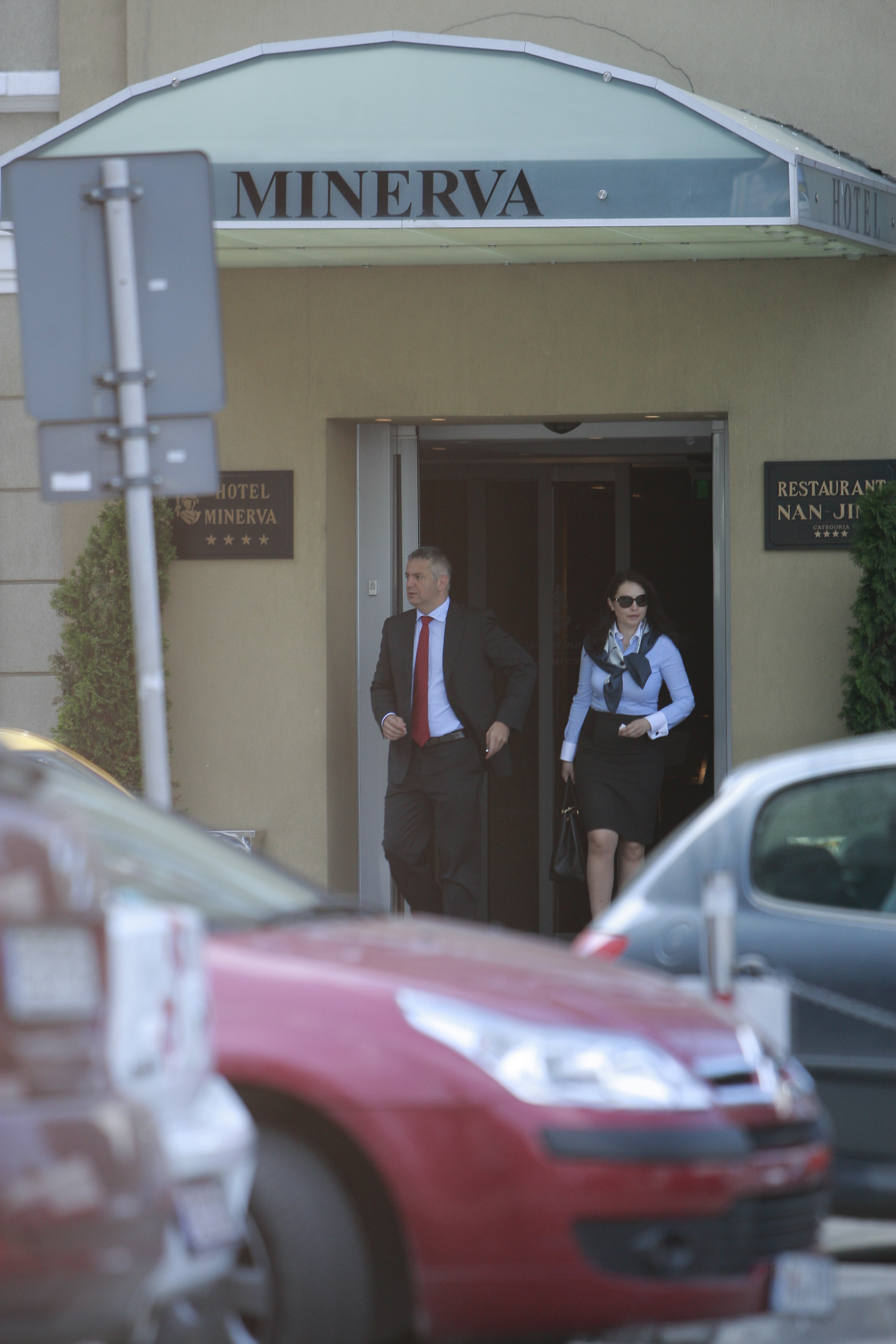 La iesire, fiecare dintre ei se uita atent in jur