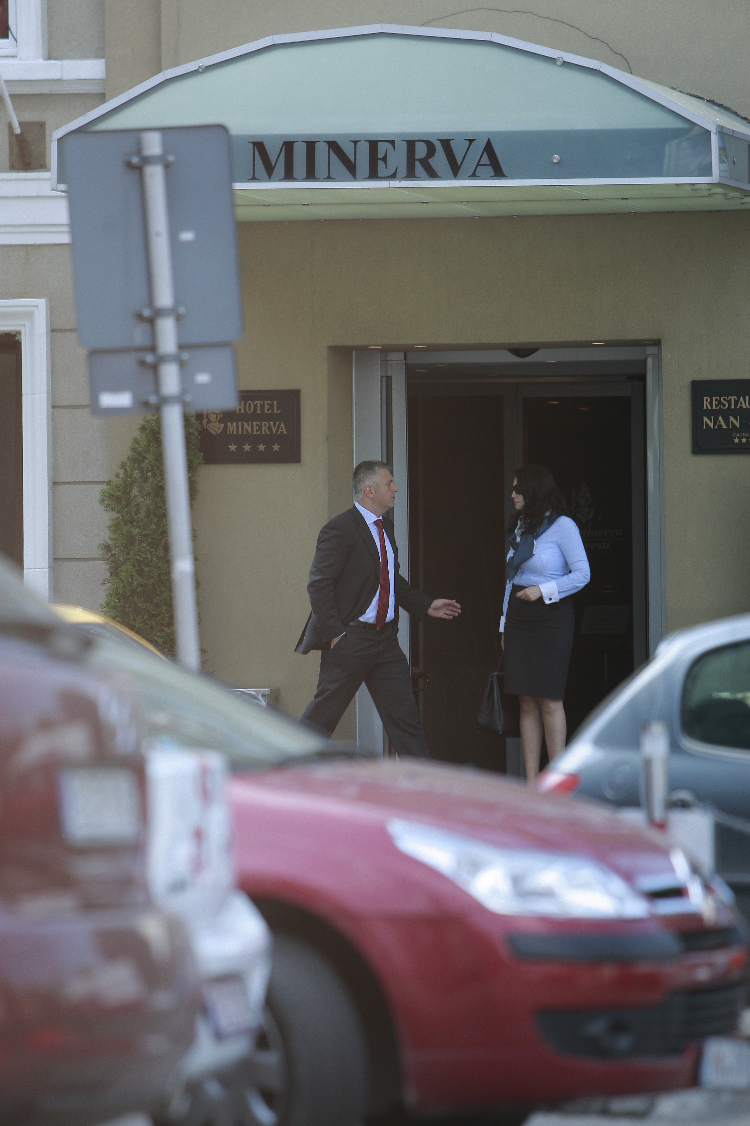 Barbatul se pregateste sa-si ia la revedere de la Crinuta