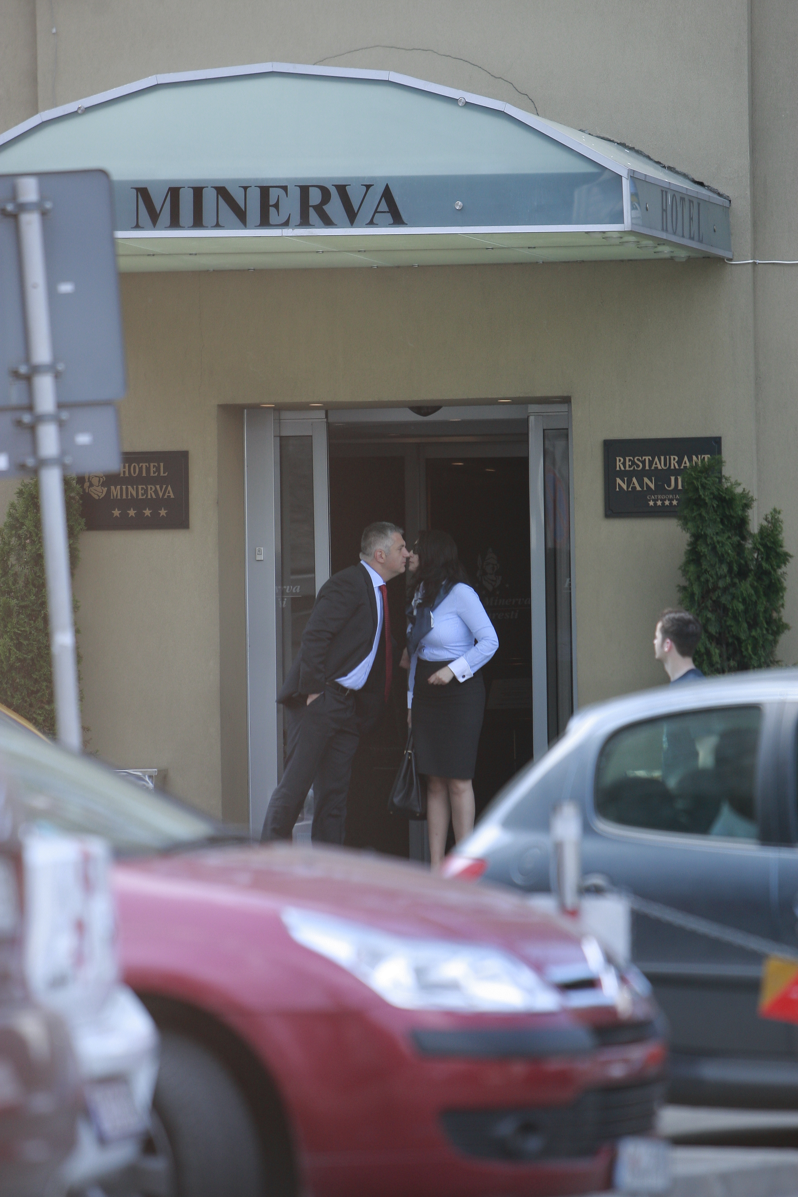 Crinuta si misteriosul barbat s-au sarutat de 