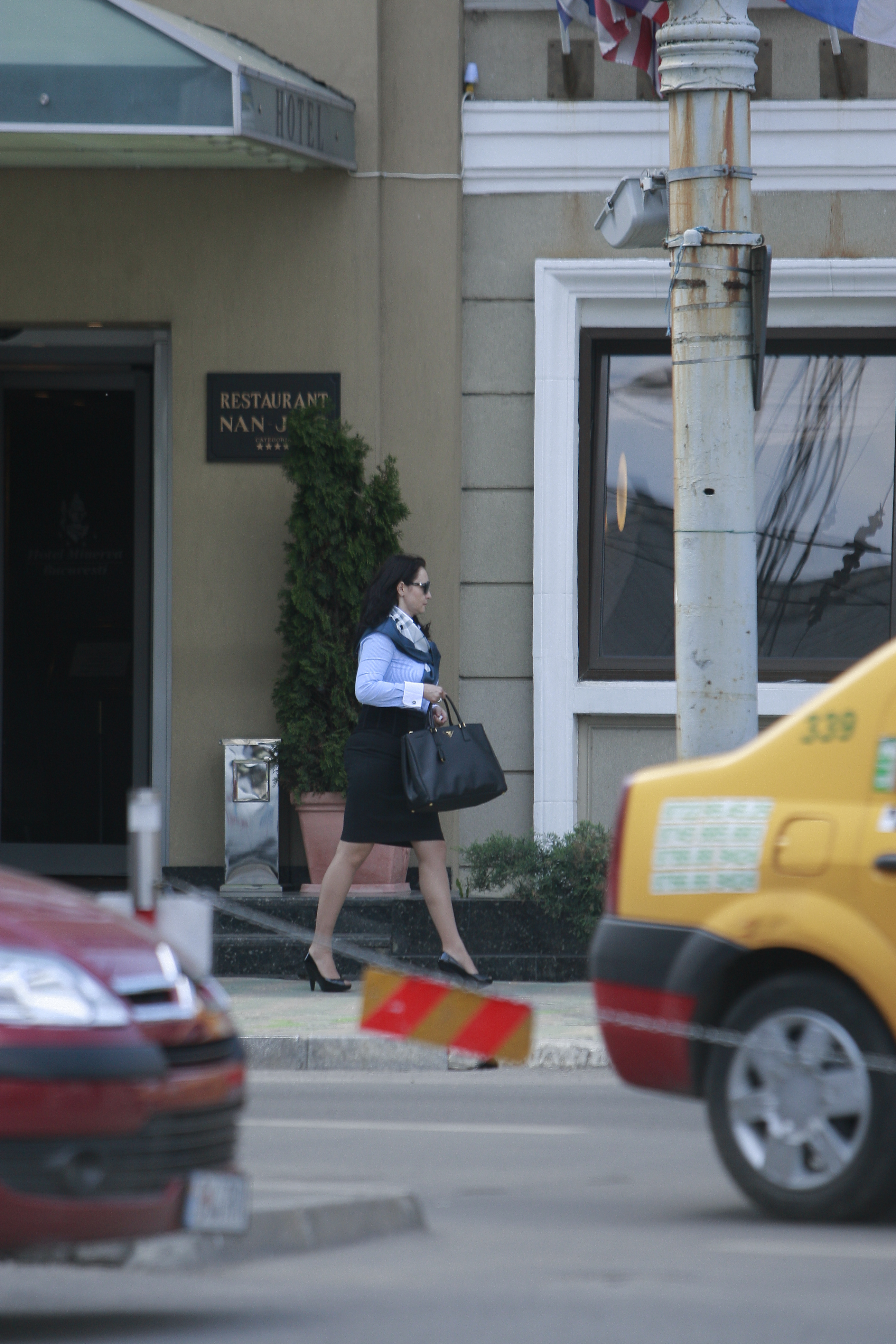 Crinuta s-a indreptat repede catre soferul care o astepta cu motorul pornit