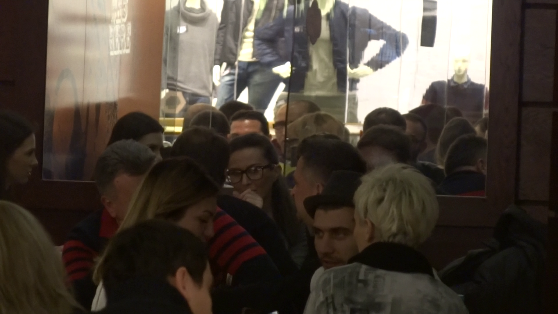 Fosta prezentatoare s-a intalnit cu cativa prieteni la o cafenea