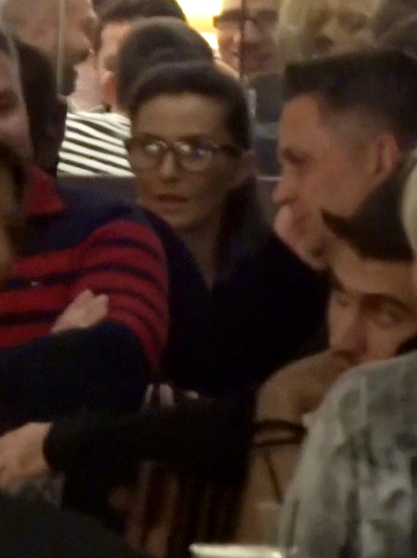 Fosta prezentatoare tv a renuntat complet la culoare blond si si-a pus ochelari de vedere