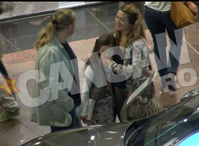 Vali Craciunescu a fost desprins cu greu de sotie si de fiica din fata automobilului