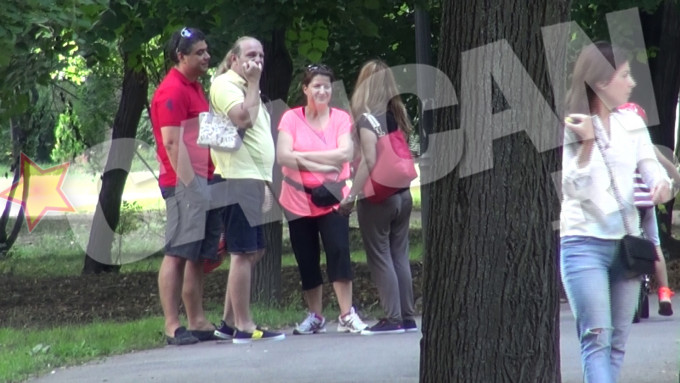 Vali Craciunescu a fost surprins si in vara acestui an, facand acelasi gest, in timp ce se afla cu niste prieteni in parc