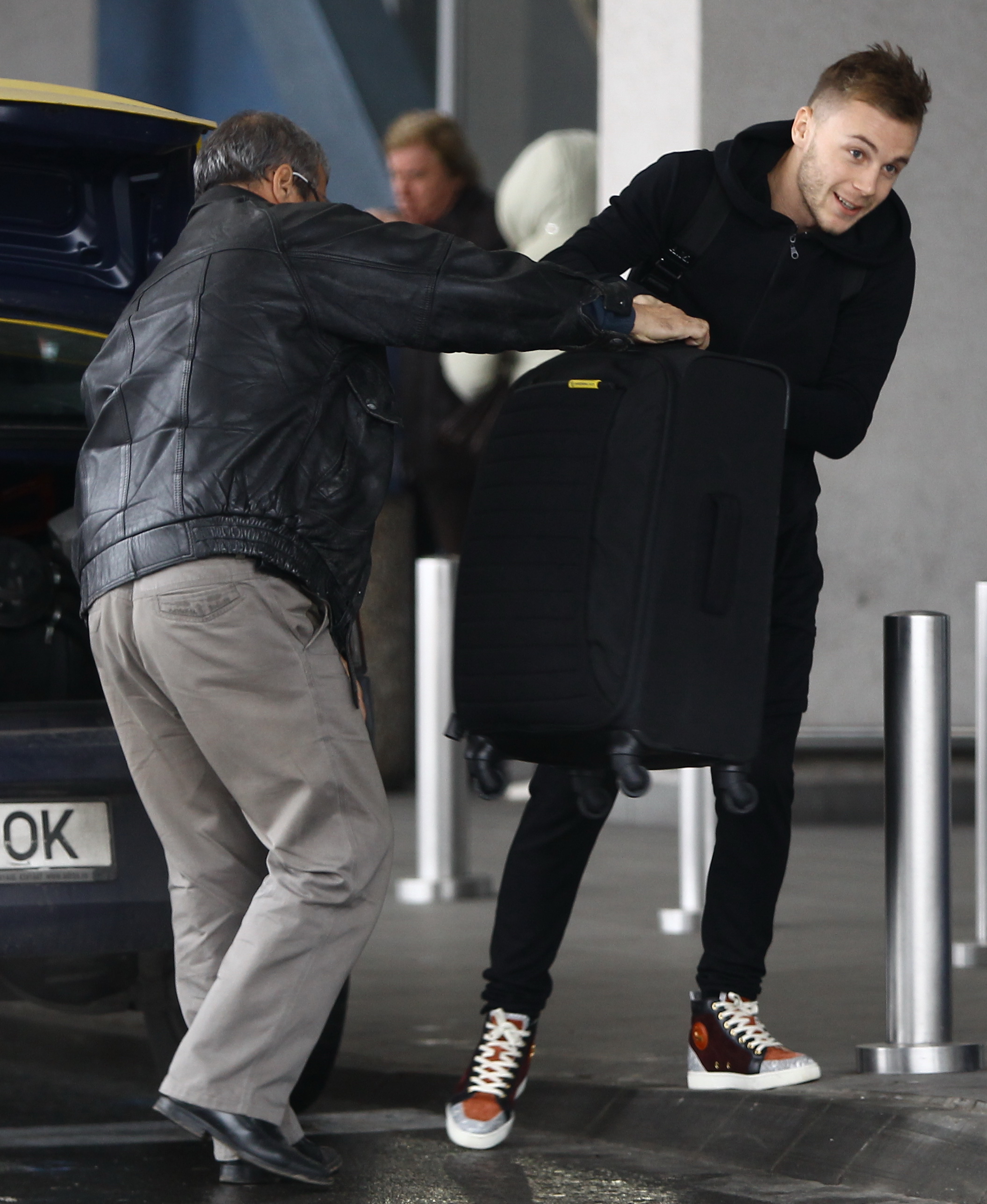 Alexandru Maxim a fost ajutat de soferut taxiului