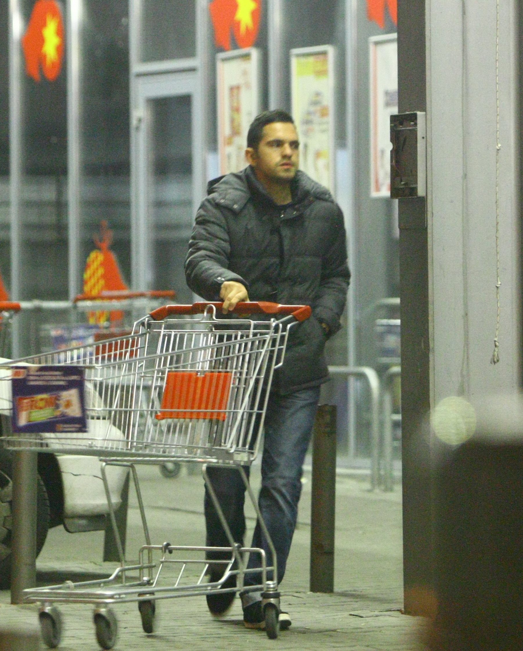 Cornelus Dinu impinge caruciorul de cumparaturi