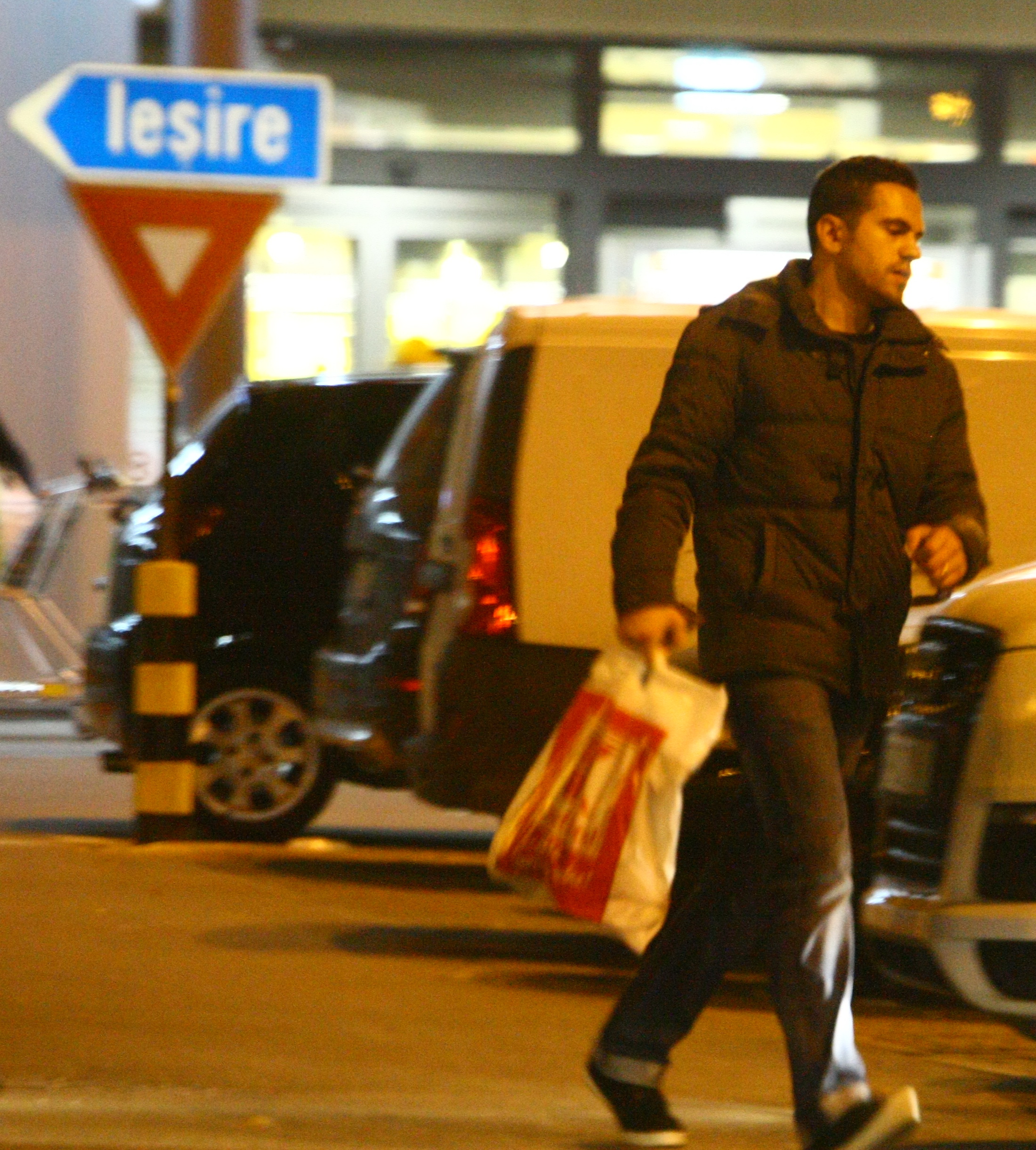 Cornelus Dinu a terminat prima repriza de cumparaturi si pleaca spre un alt supermarket
