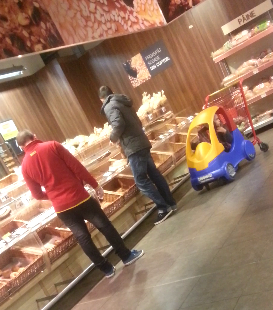 Dupa ce a cumparat fructe, Cornelus a mers sa ia produse de panificatie