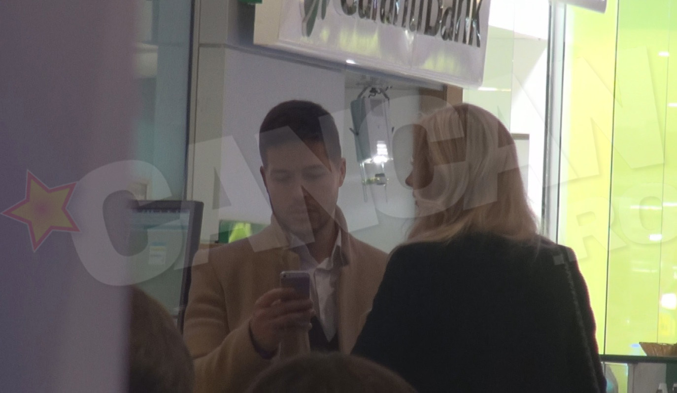 Jorge este foarte concentrat pe SMS-urile pe care le avea de trimis