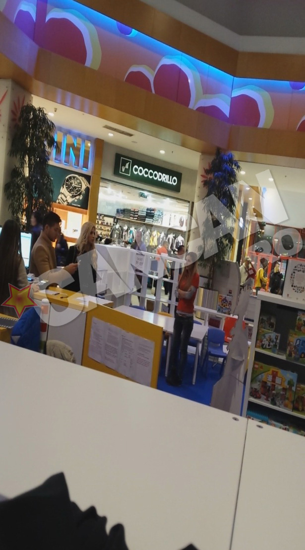 Ramona si Jorge s-au plimbat timp de o ora prin mall