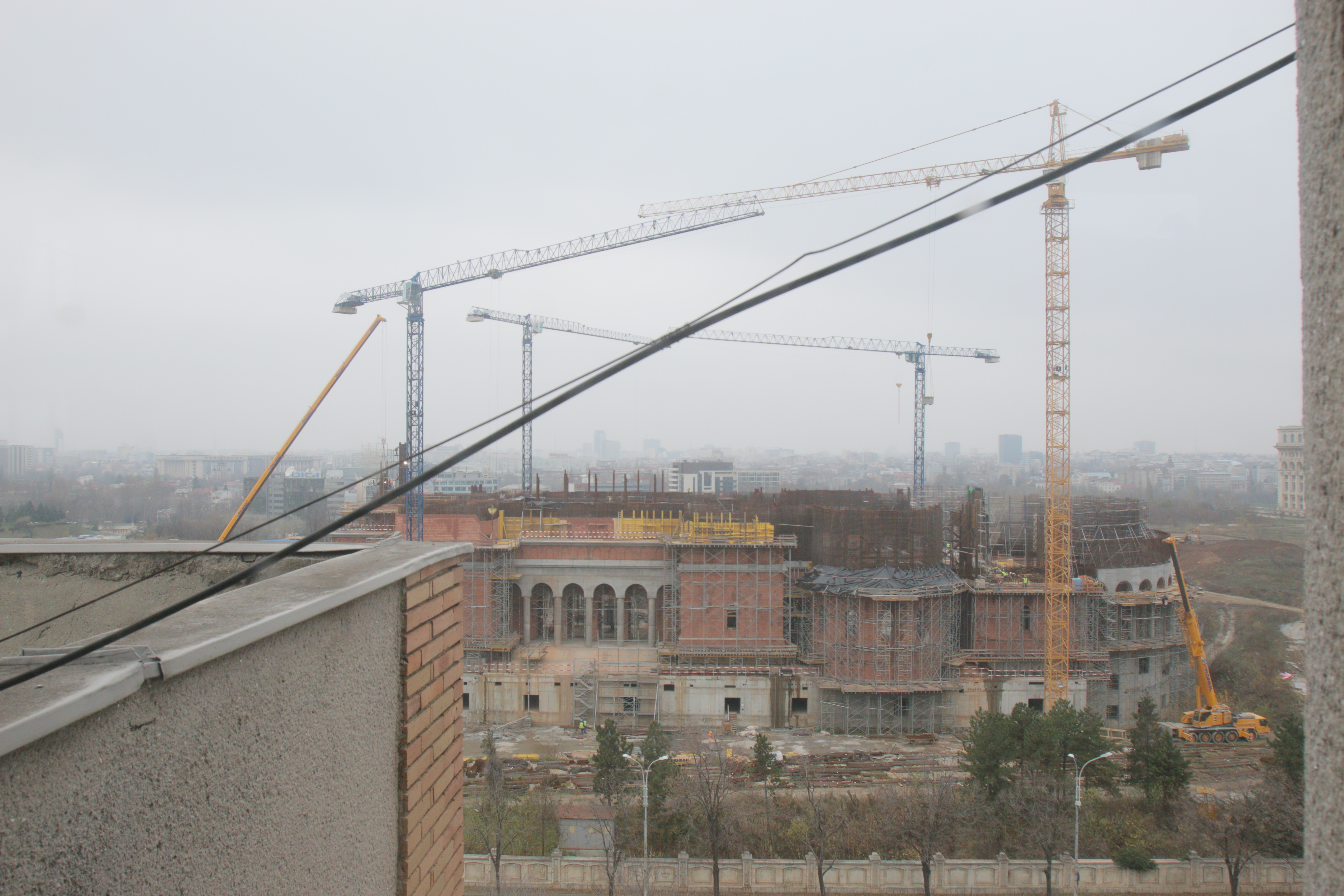 Zeci de muncitori lucreaza in fiecare zi la foc automat