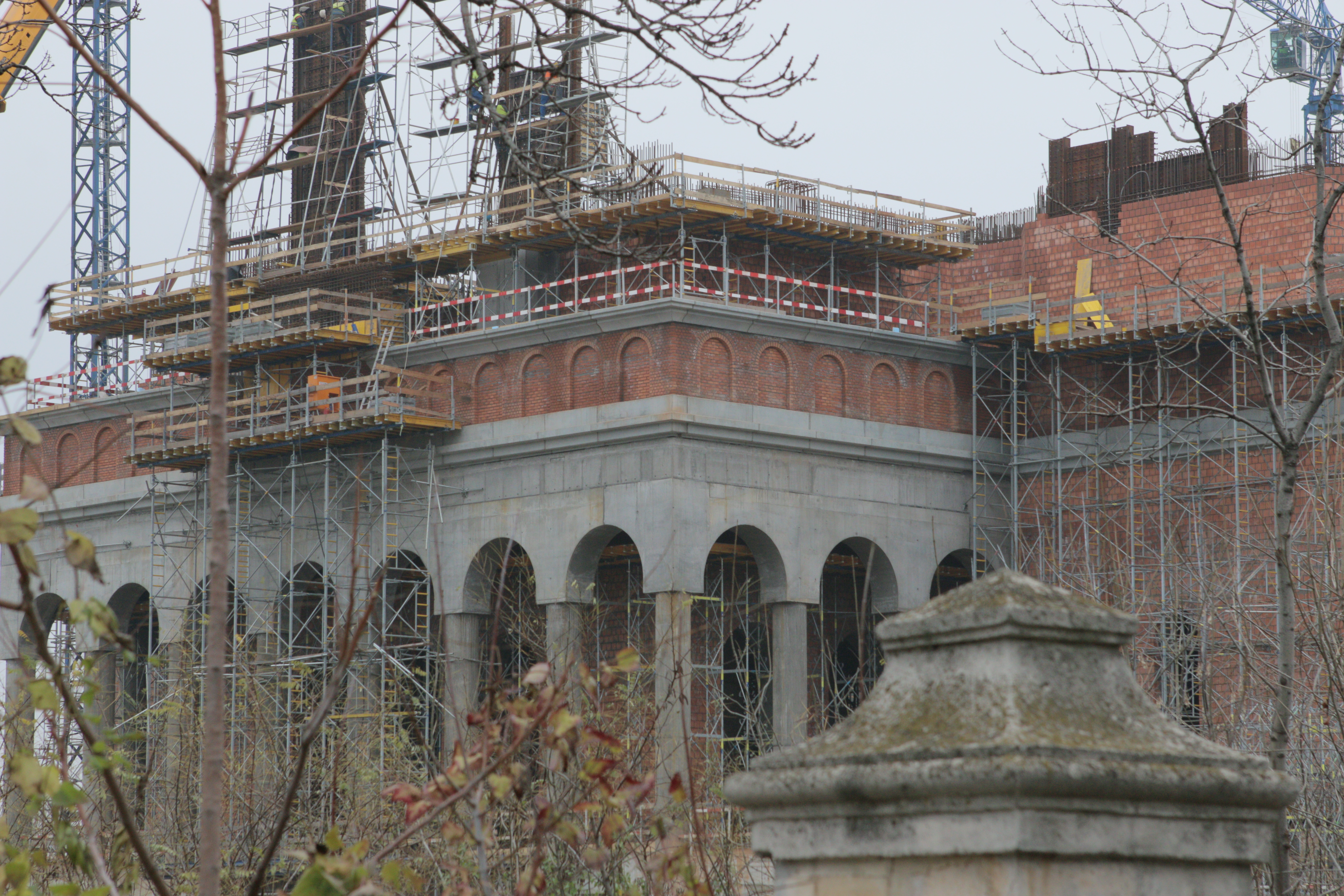 Maiestuoasa cladire a prins deja contur