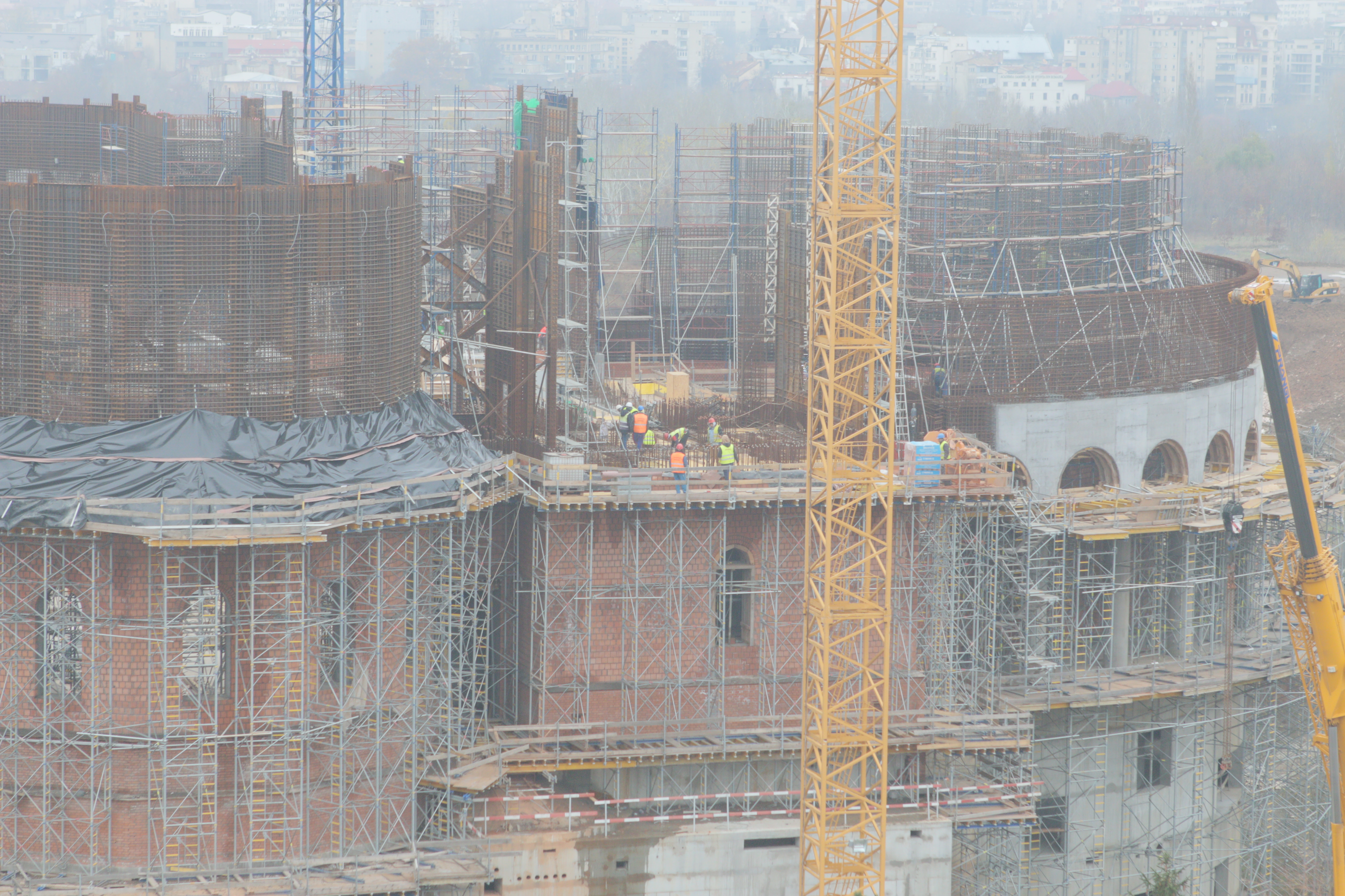 Muncitorii lucreaza indiferent de vreme