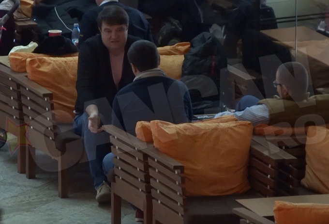 Andrei Duban si prietenul sau discuta intens, la masa