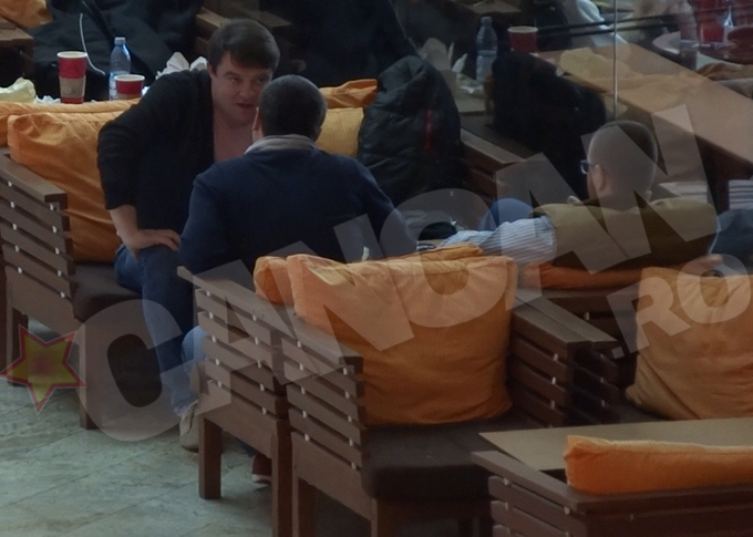 Cel de-al treilea barbat care e cu ei la aceeasi masa prefera sa nu se implice in discutie