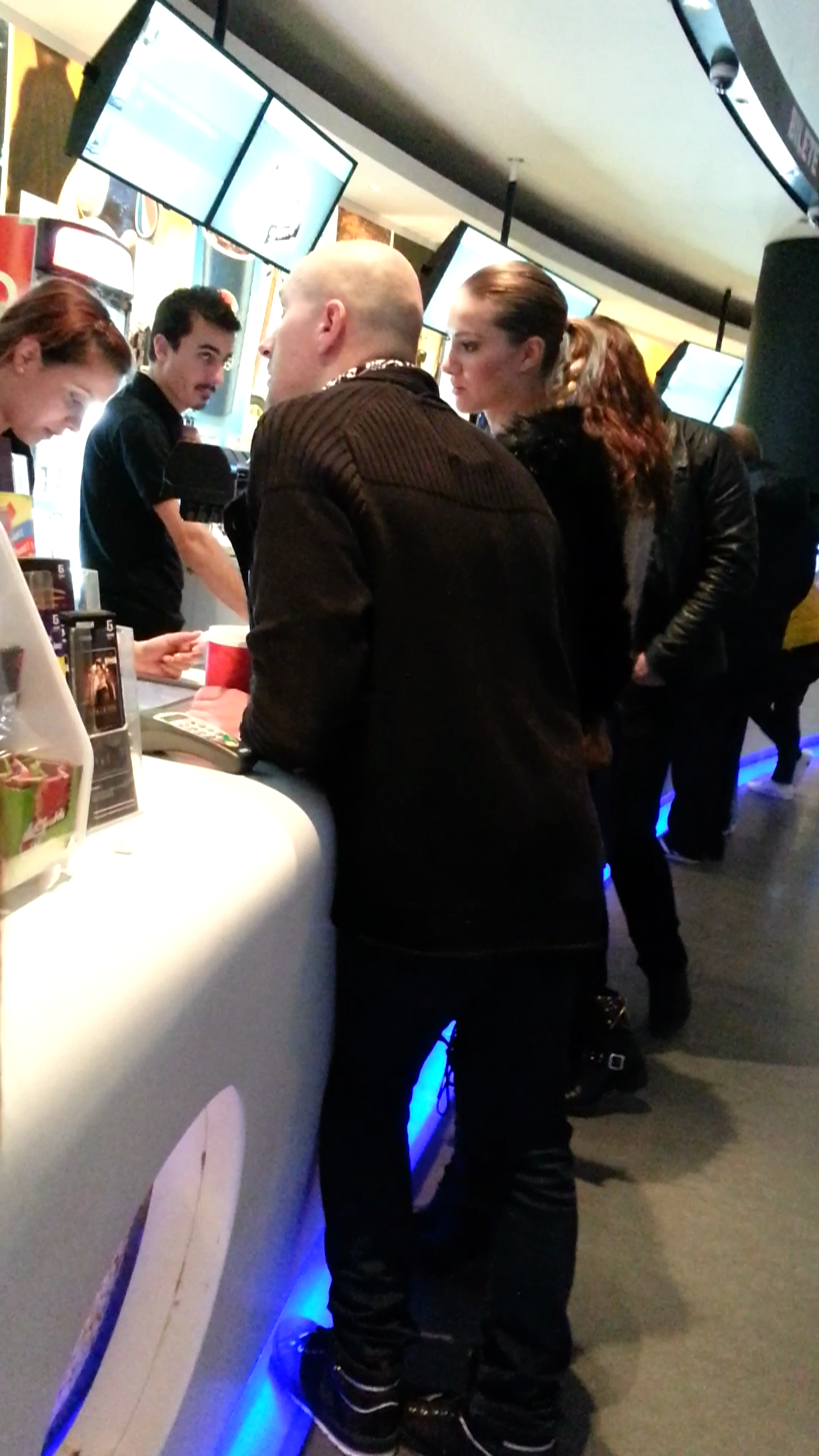 Costi si satena lui s-au asezat la rand la fast-food