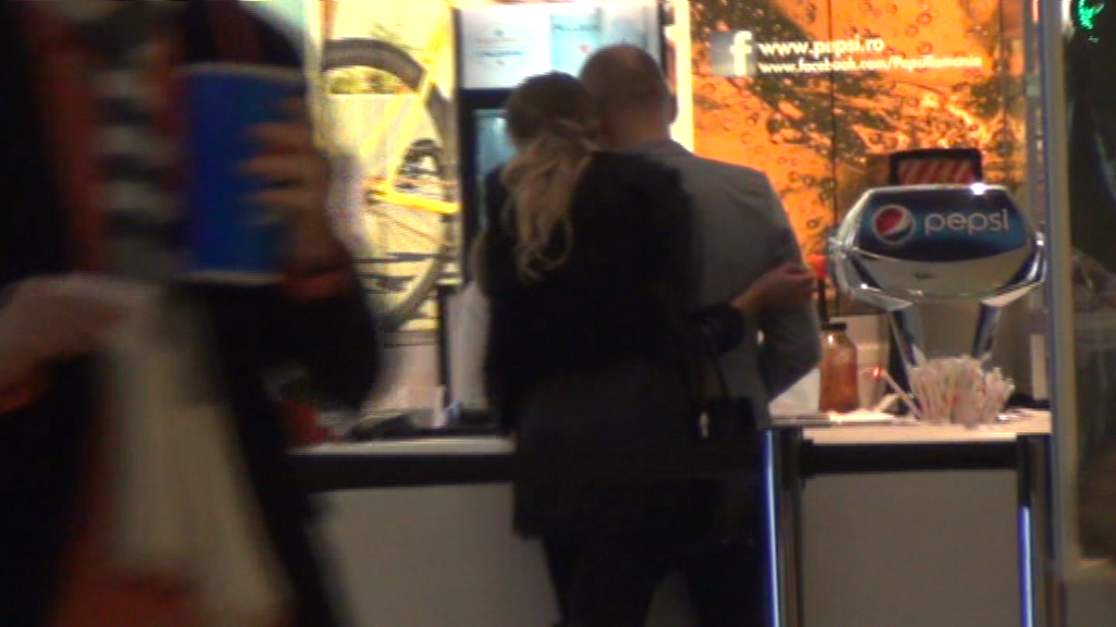 Satena l-a luat tandru de mijloc pe Costi