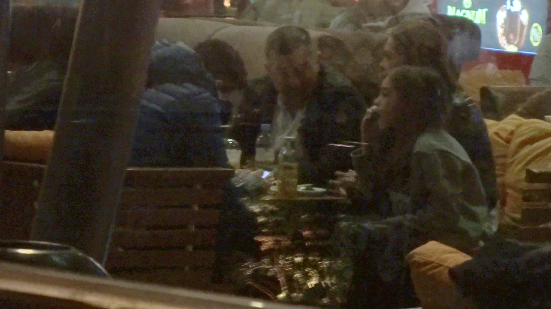 Fiica puglilistului musca cu pofta dintr-un croissant