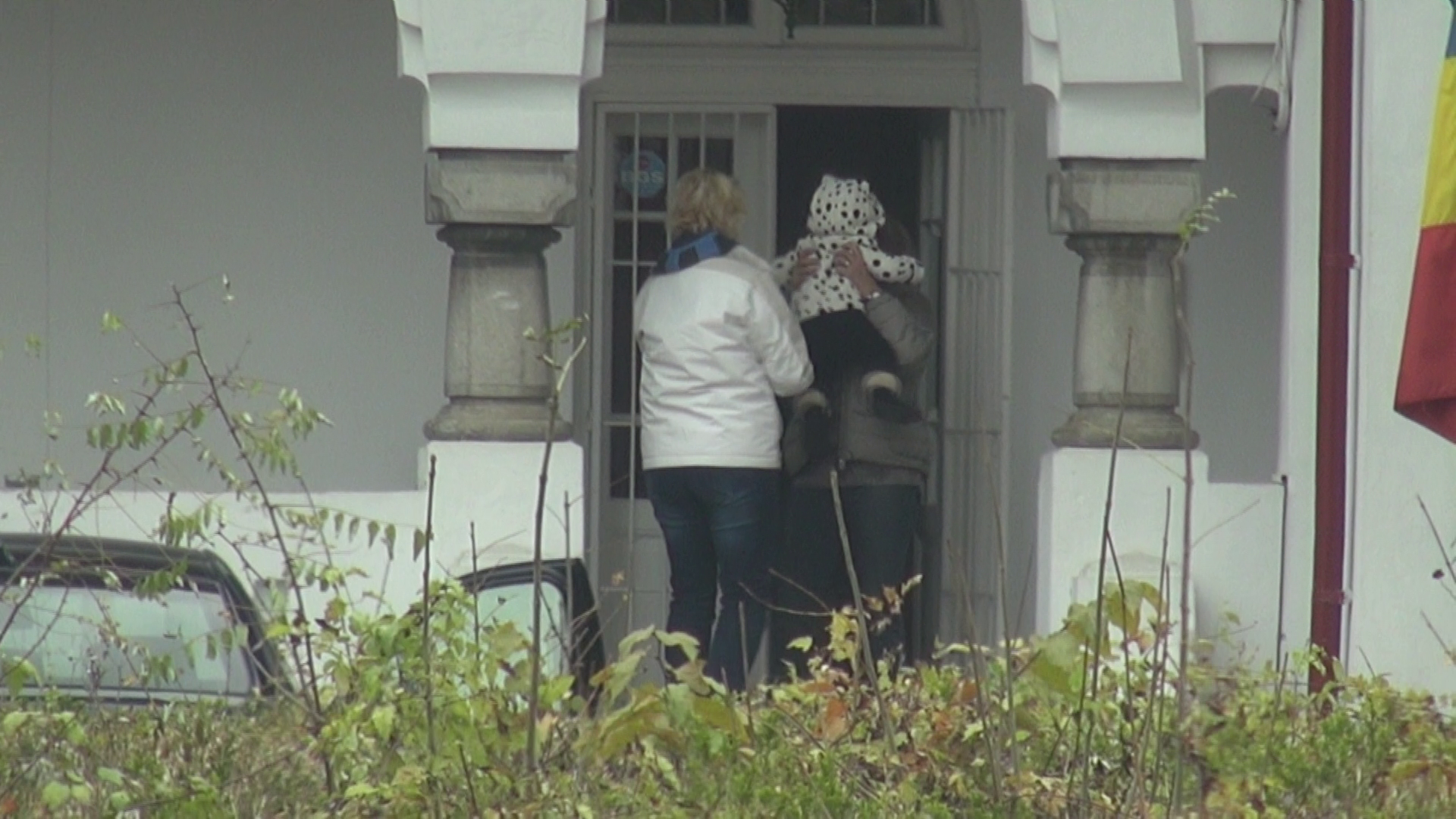 Dupa jumatate de ora, sotia lui Traian Basescu paraseste imobilul alaturi de nepoata ei, Sofia