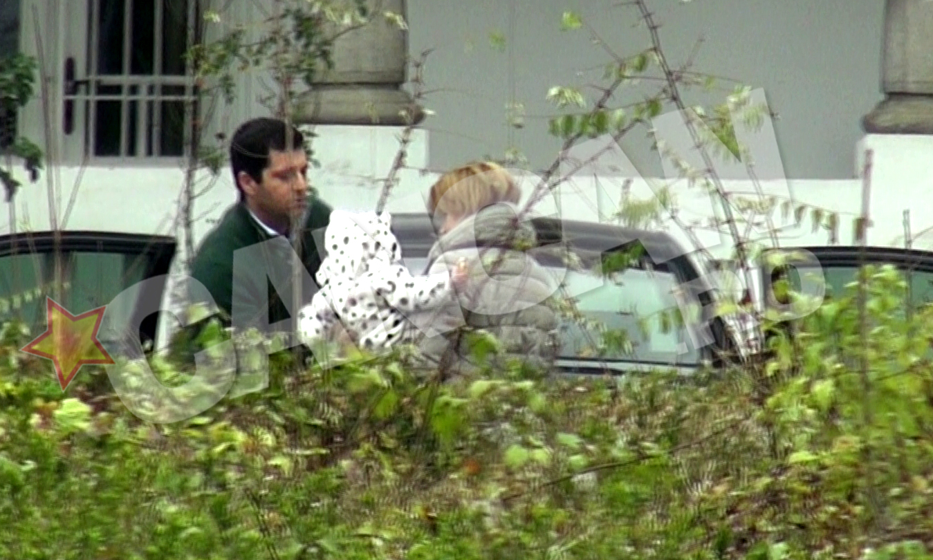 Maria o da pe micuta unuia dintre SPP-isti pentru a o pune in masina