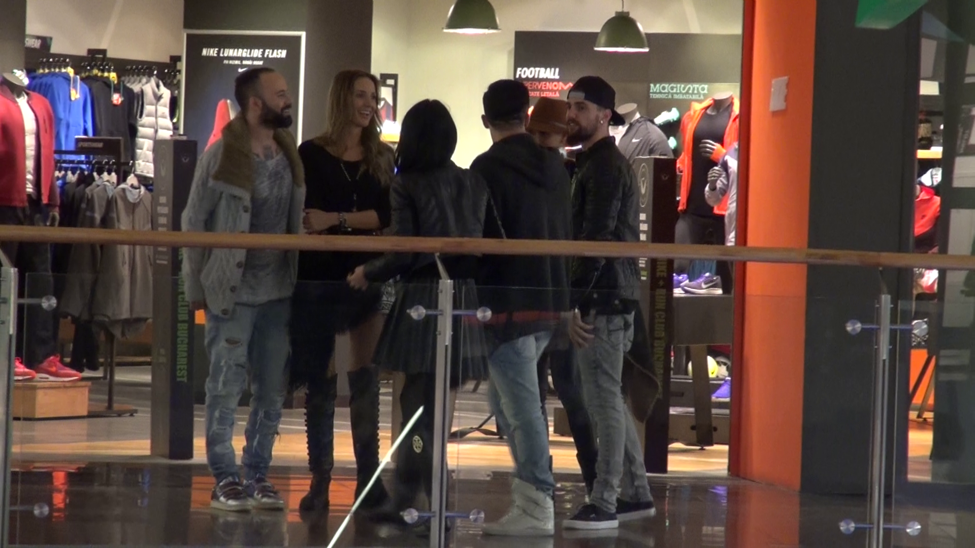 Matteo si-a scos iubita la mall, alaturi de prietenii lui