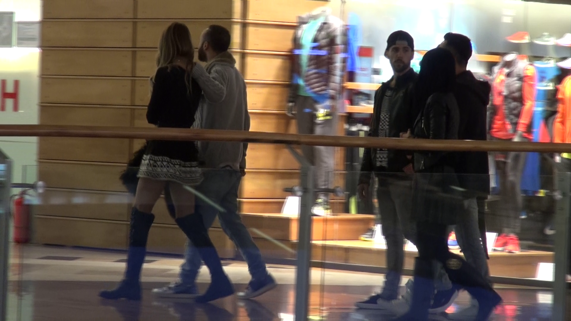 Iubita lui Matteo poarta o fusta scurta, care ii pune in valoare picioarele lungi