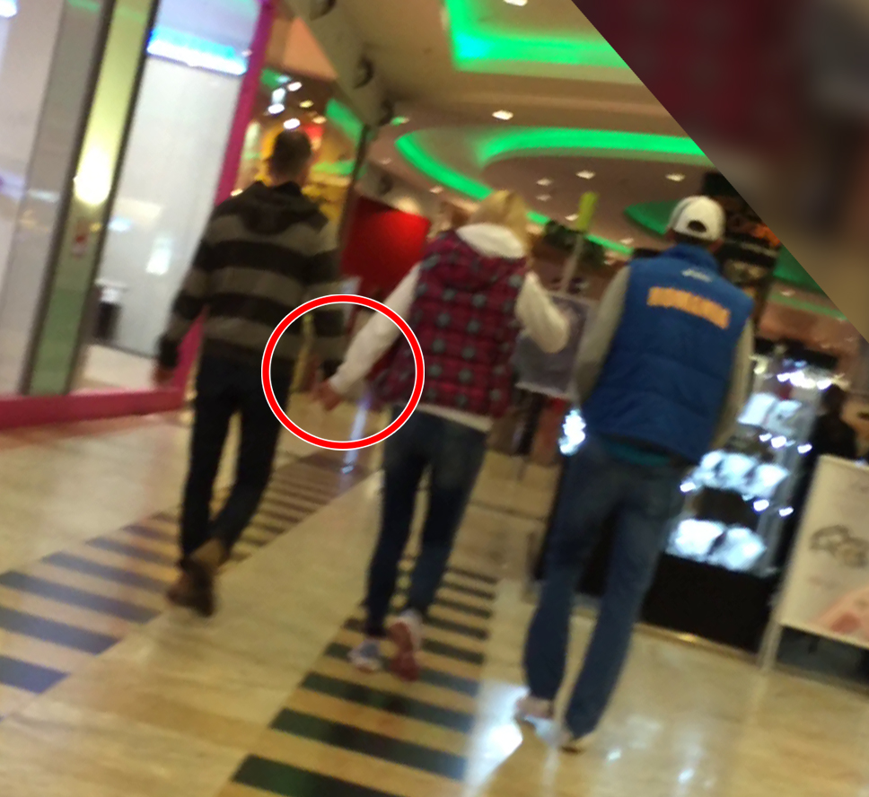 Inotatorea isi tine iubitul de mana