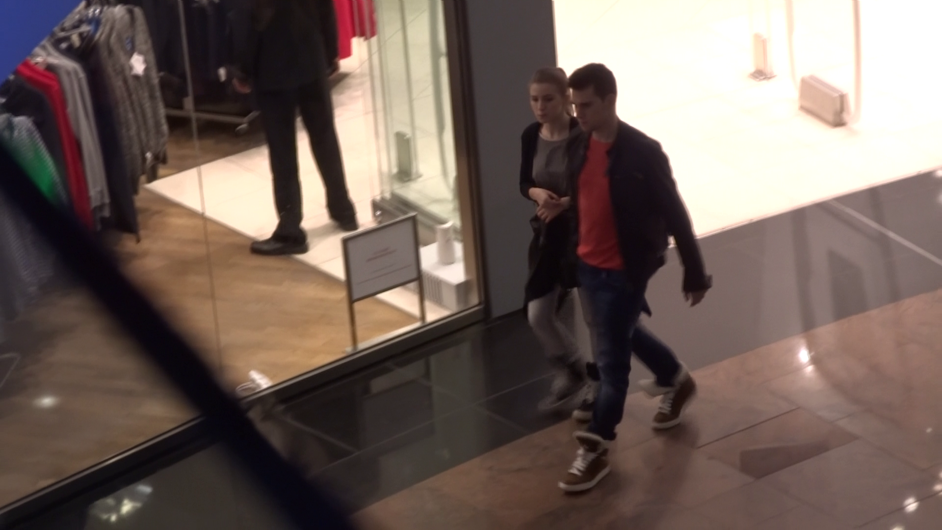 Cei doi tineri se plimba pe la magazine