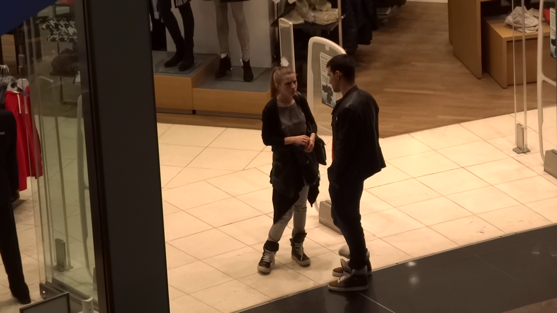 La un moment dat, Cris si Vlad se opresc sa discute despre programul din seara respectiva