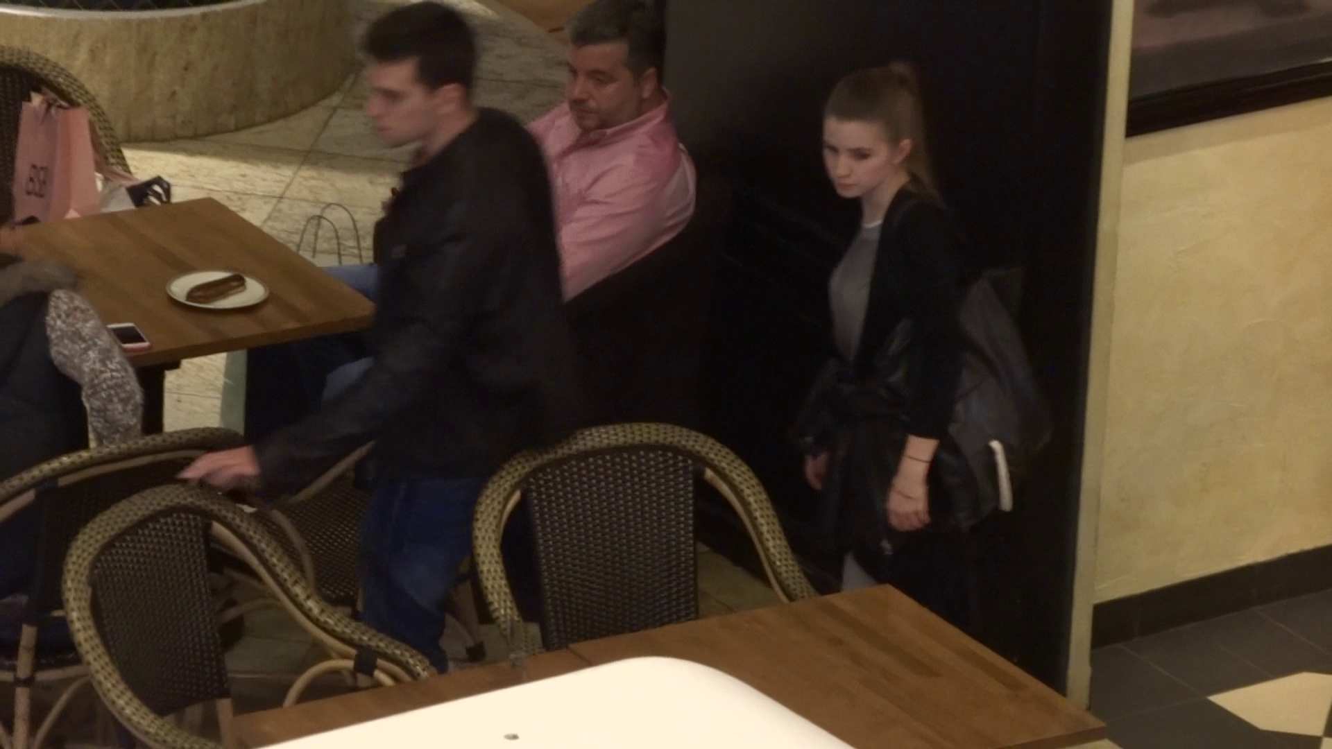 Cei doi amorezi cauta un restaurant de unde sa comande de mancare