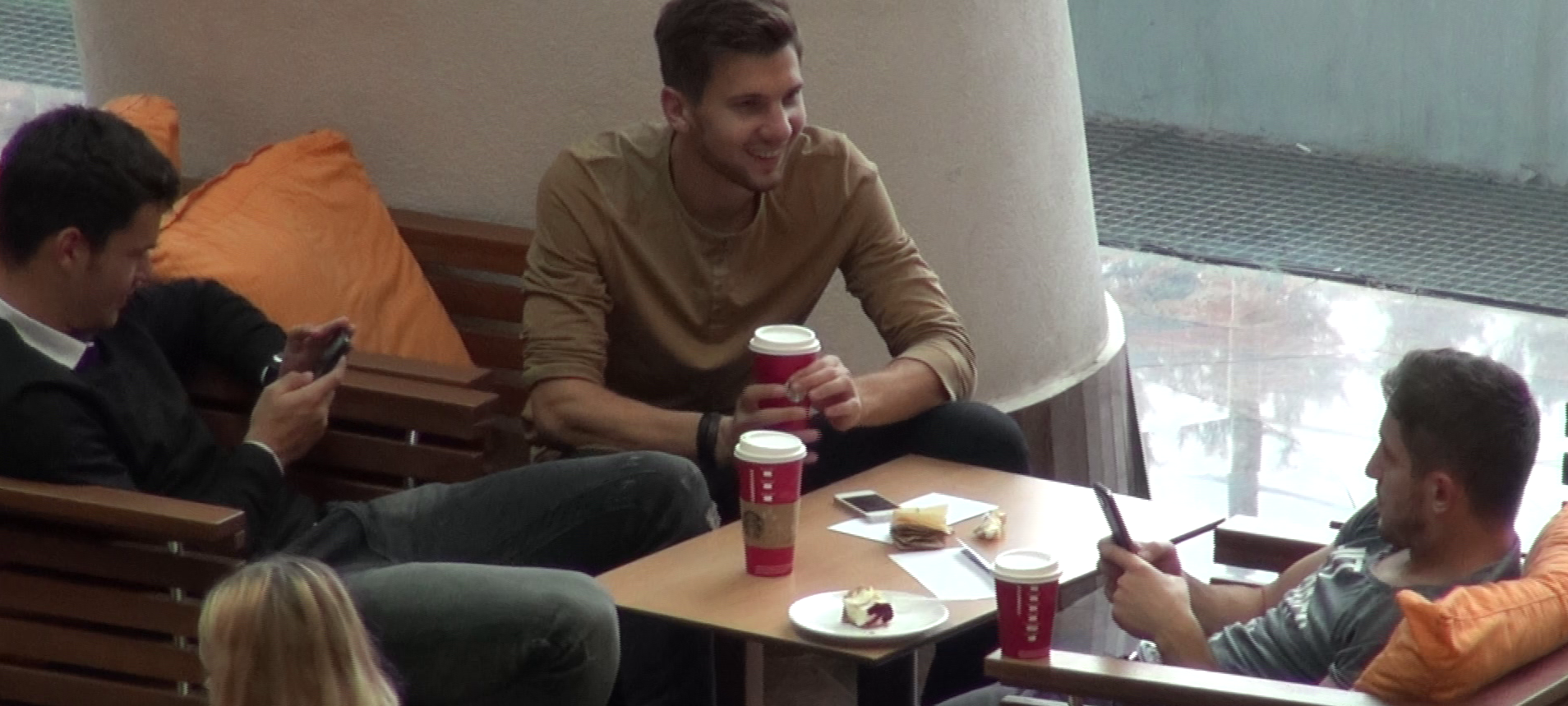 Andrei Ciolacu (stanga) si Laurentiu Bus (dreapta) au mers la cafenea