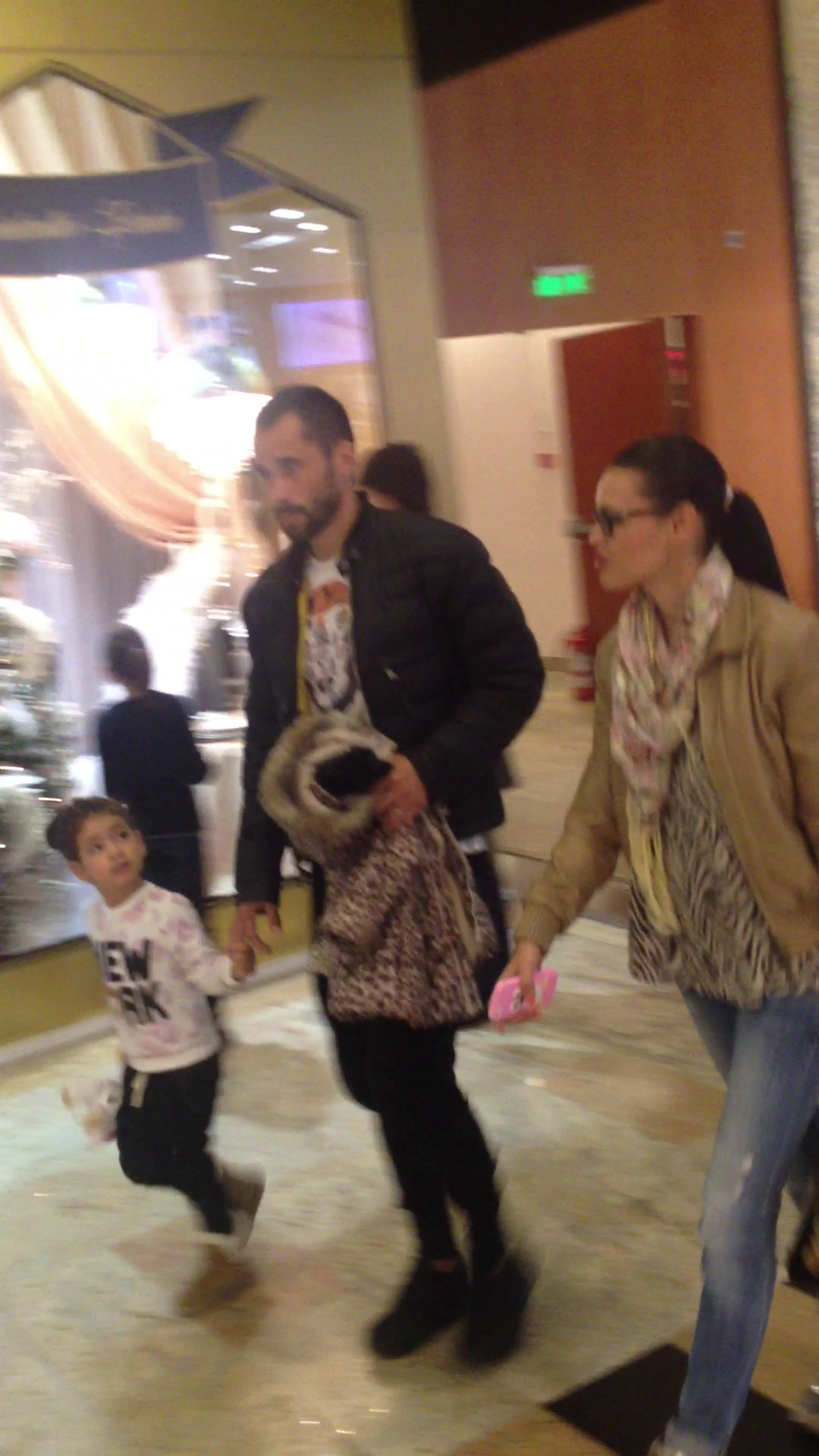 Emil Dica si-a scos sotia si fiica la mall