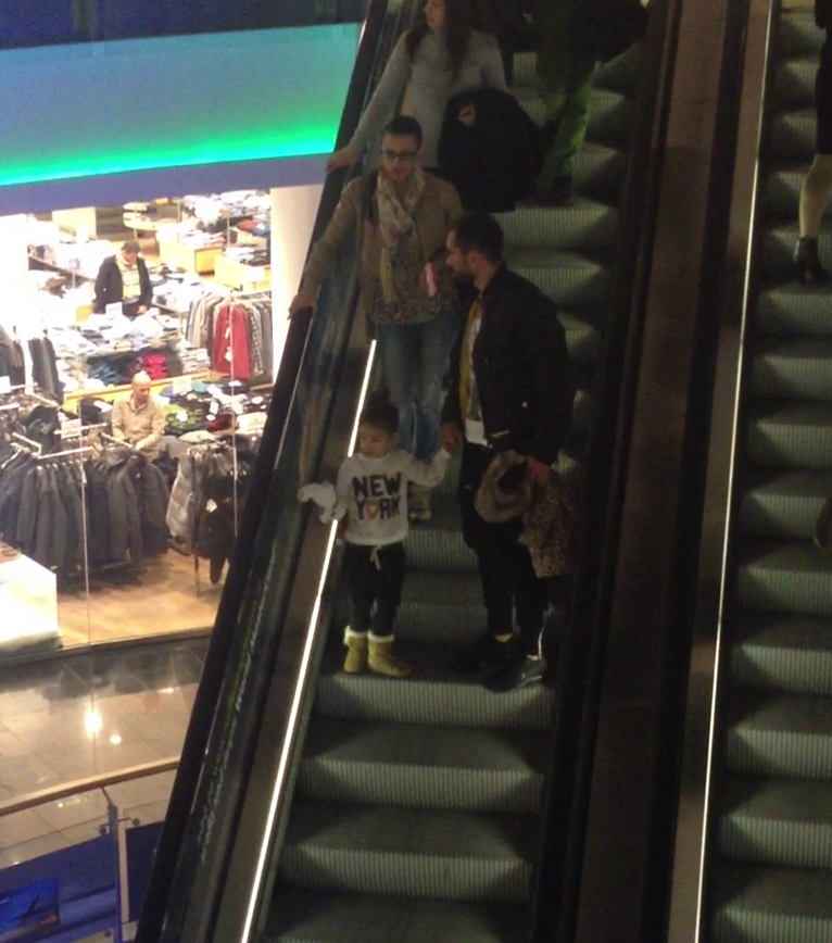 Pe toata durata vizitei la mall, Dica si-a tinut fiica de mana
