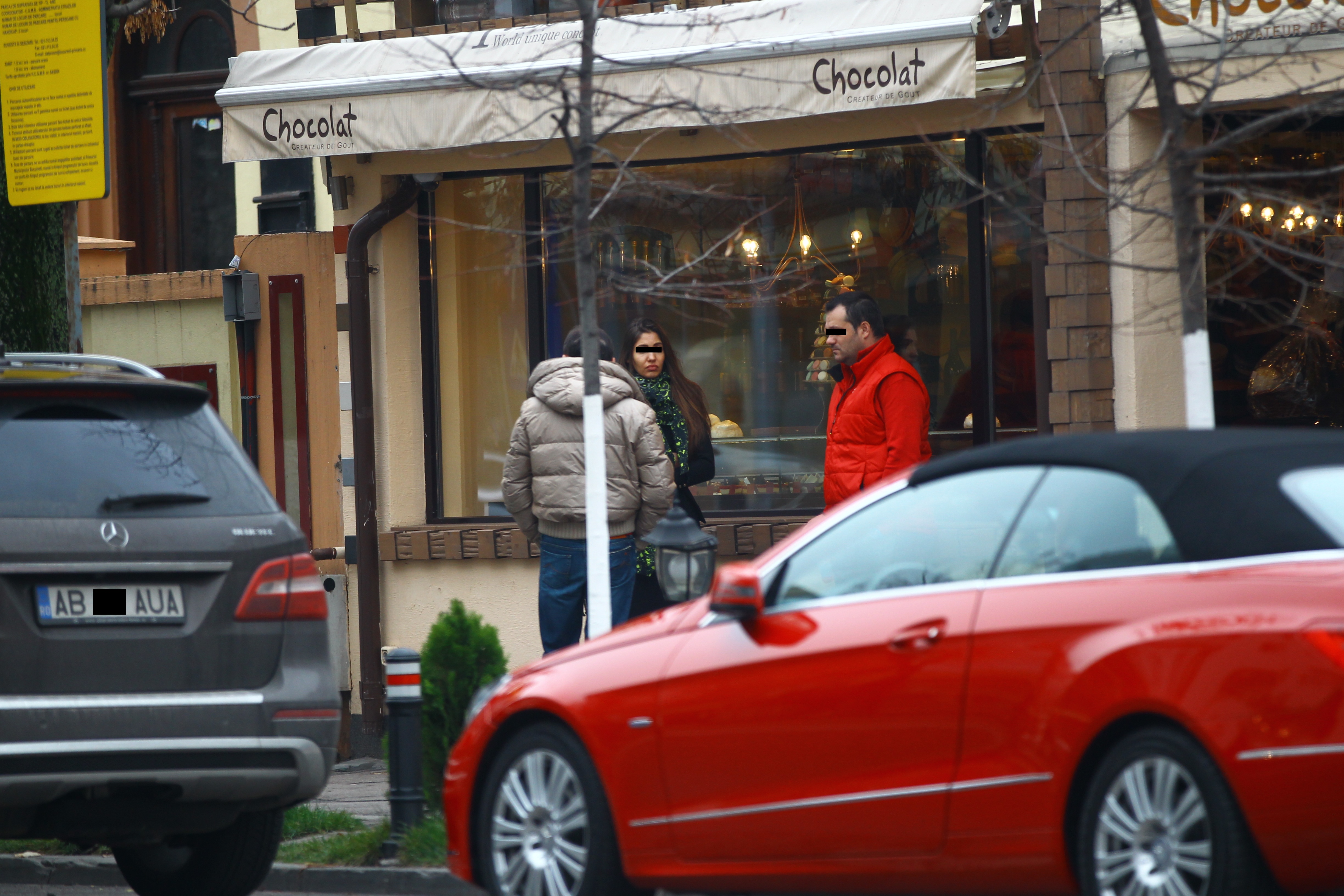 Mateiu, prietena lui si asociatul au continuat discutia in fata restaurantului