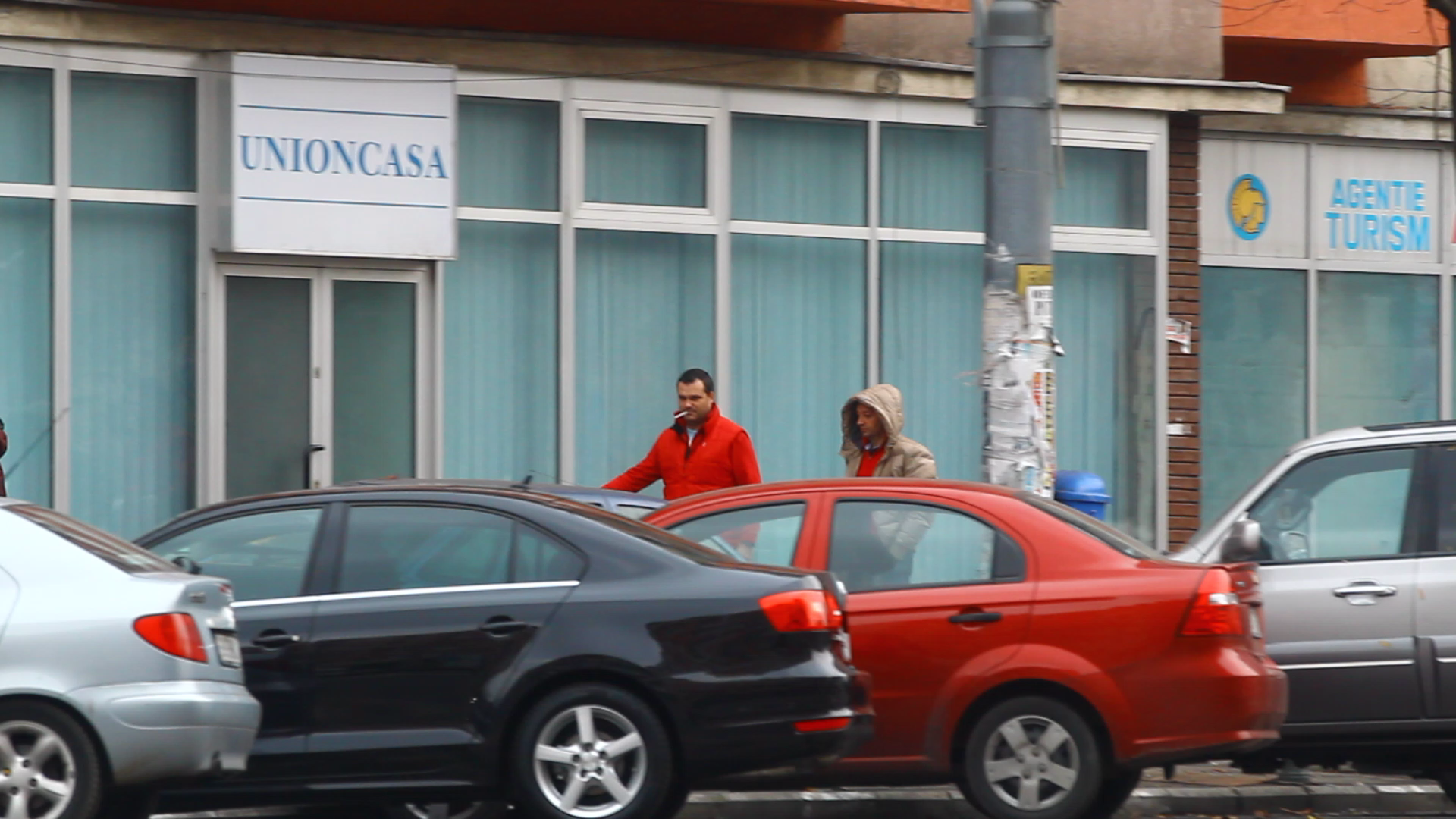 Dupa ce au parcat masinile, cei doi parteneri de afaceri au luat-o la pas