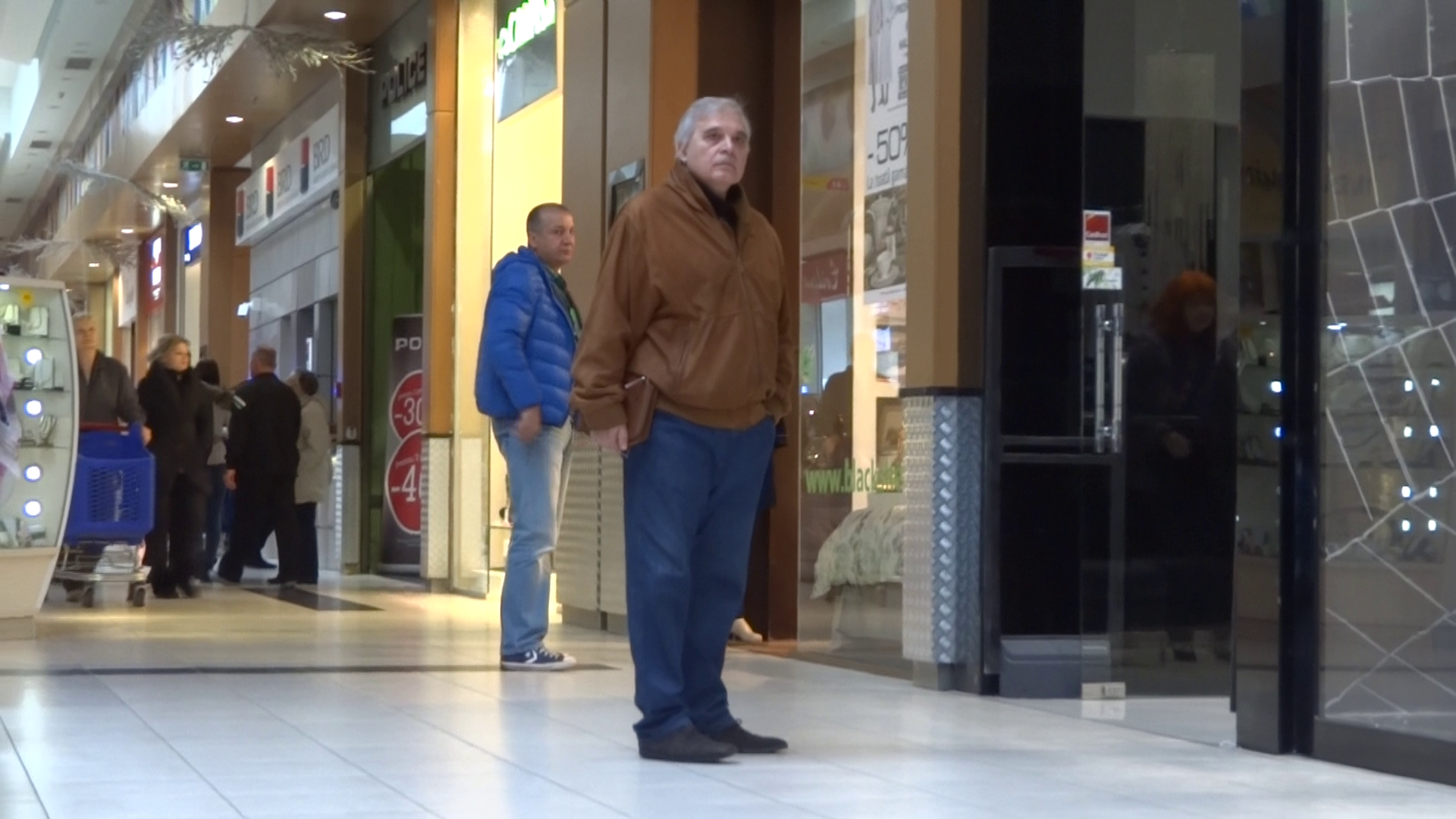 Alexandru Athanasiu isi asteapta sotia in fata magazinului