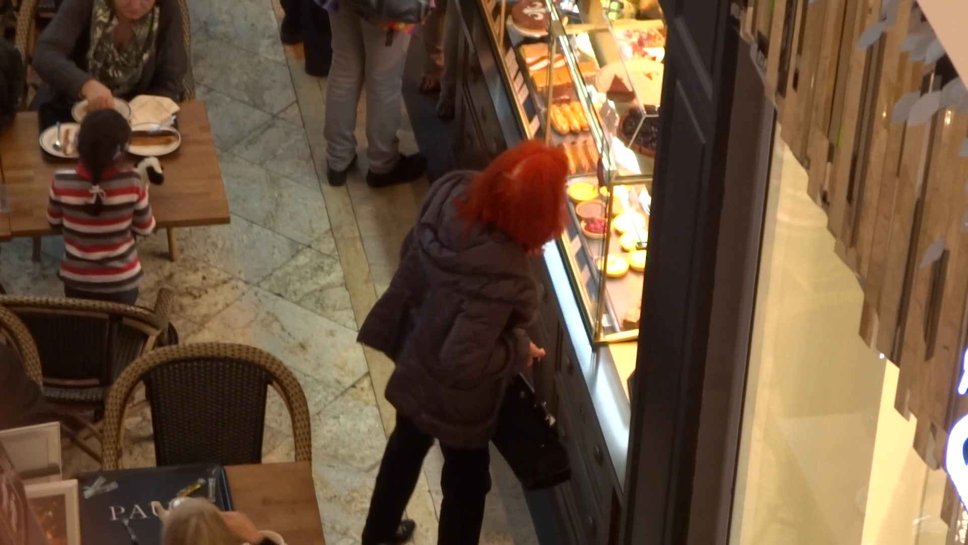 Sotia fostului ministru nu se poate hotari asupra delicateselor