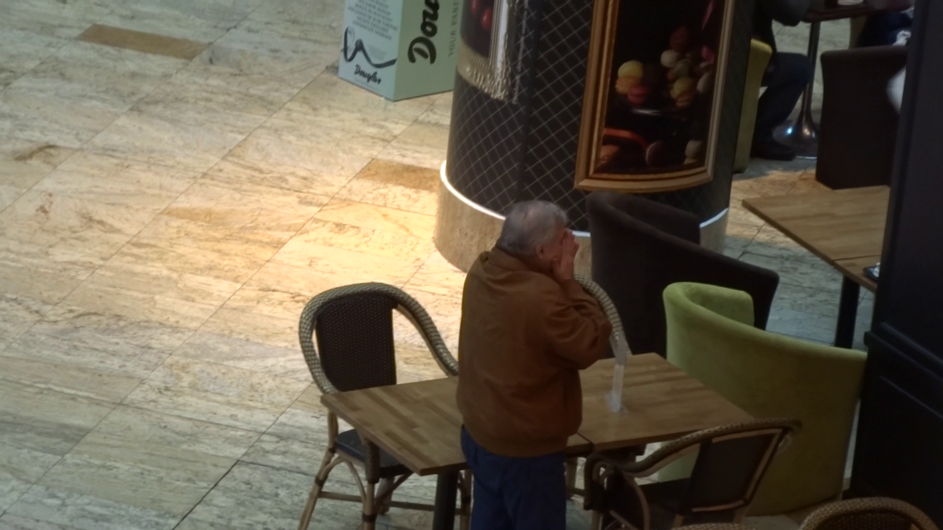 Fostul ministru si-a luat fata in maini, de plicitiseala