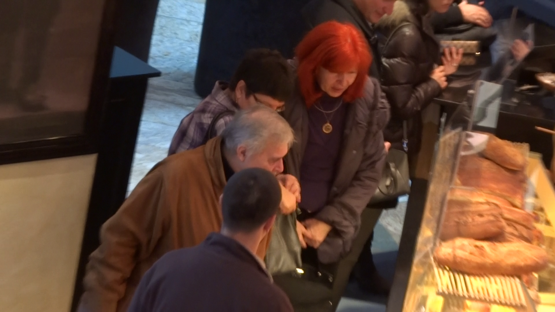 Athanasiu n-a mai resistat si a venit sa-i dea sugestii consoartei