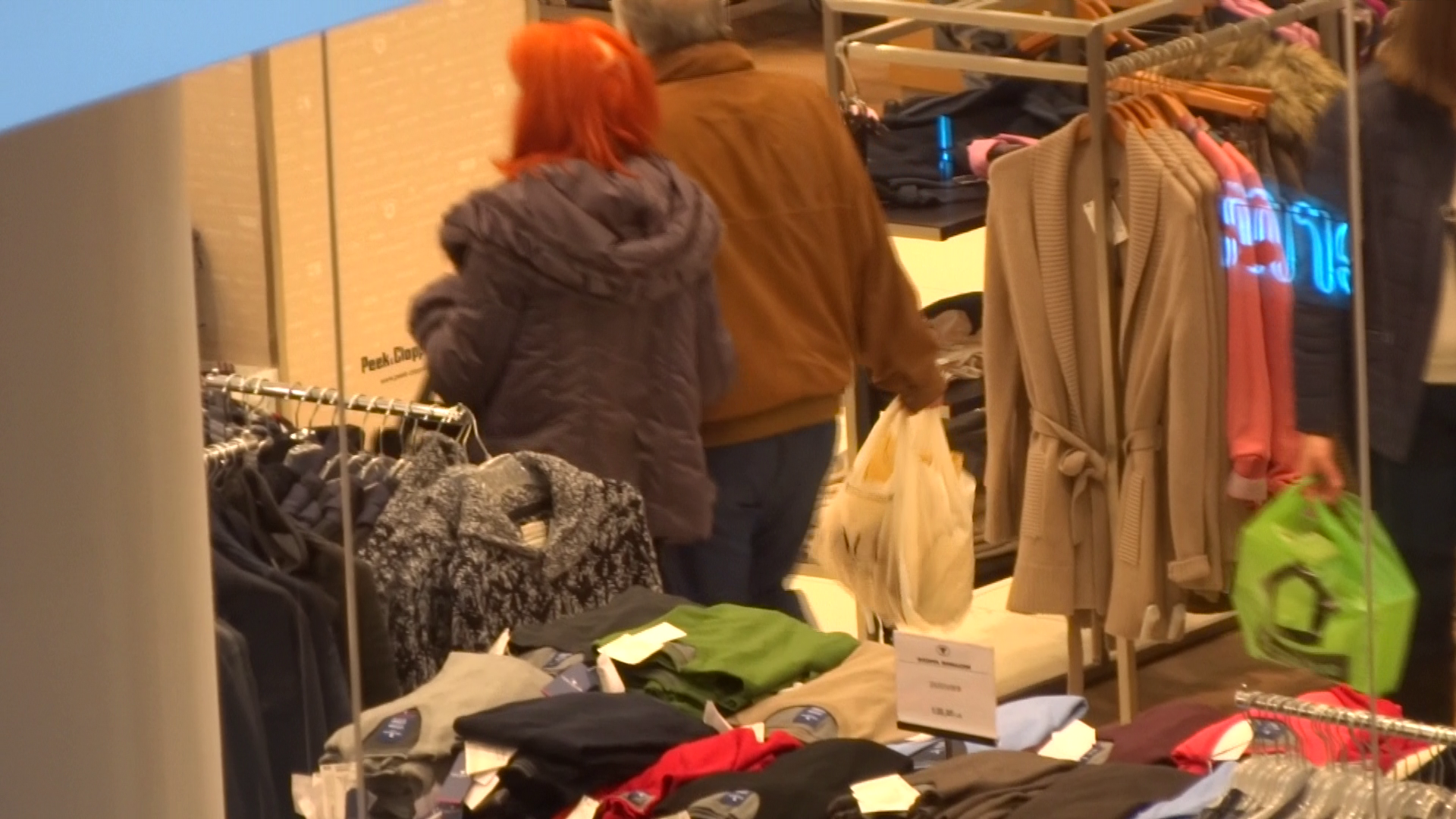 Fostul demnitar isis insoteste sotia intr-un magazin de haine