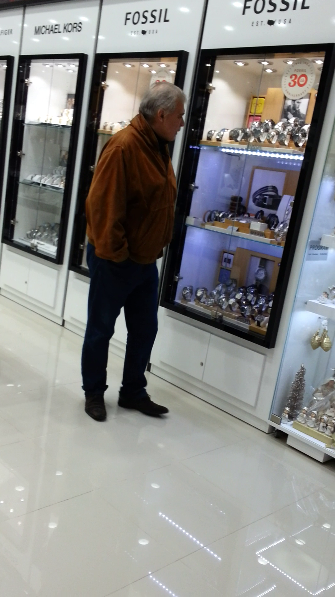 Fostul ministru isi clateste ochii uitandu-se la ceasuri