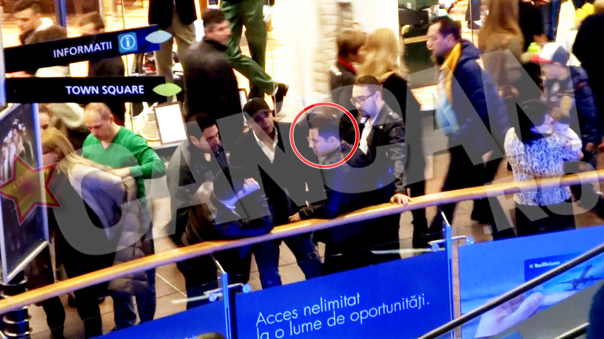 Manelistul a inceput sa poarte numai haine in nuante inchise