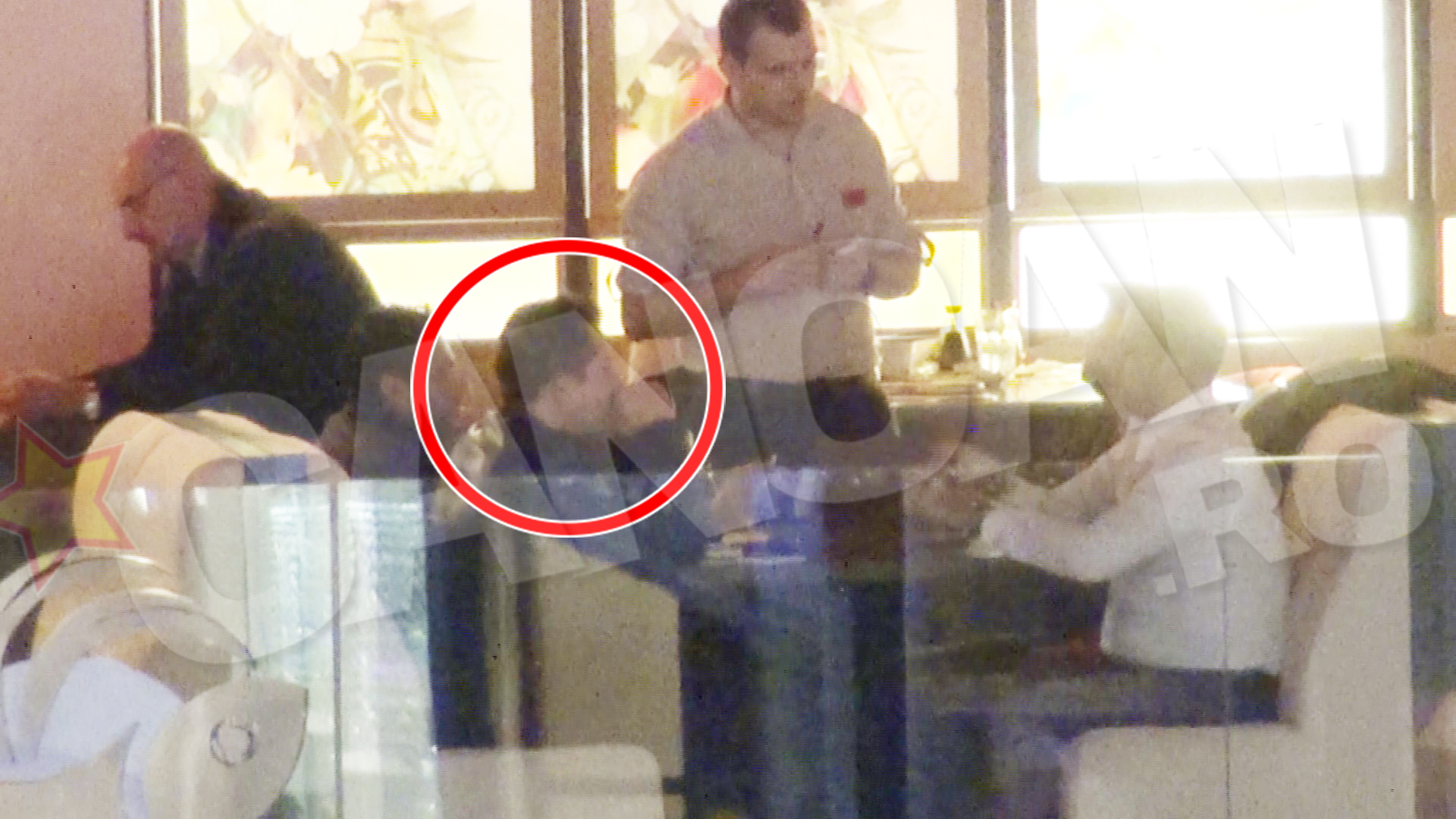 Manelistul s-a vazut cu colegii de trupa si au stat la restaurant mai bine de doua ore