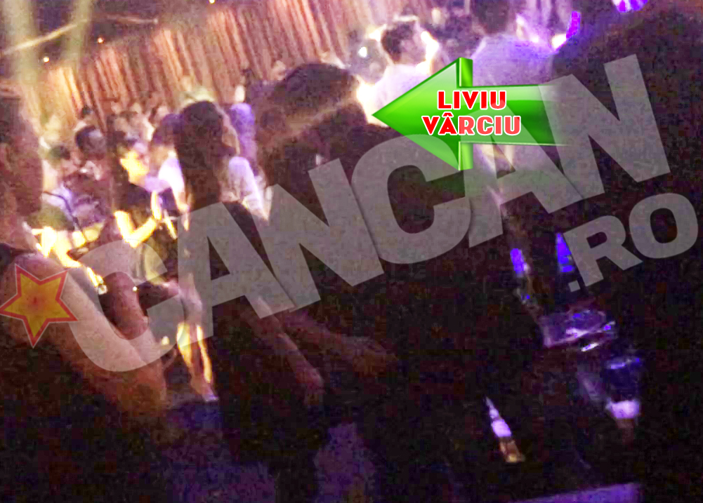 Actorul se apropie si ii sopteste ceva duios la ureche