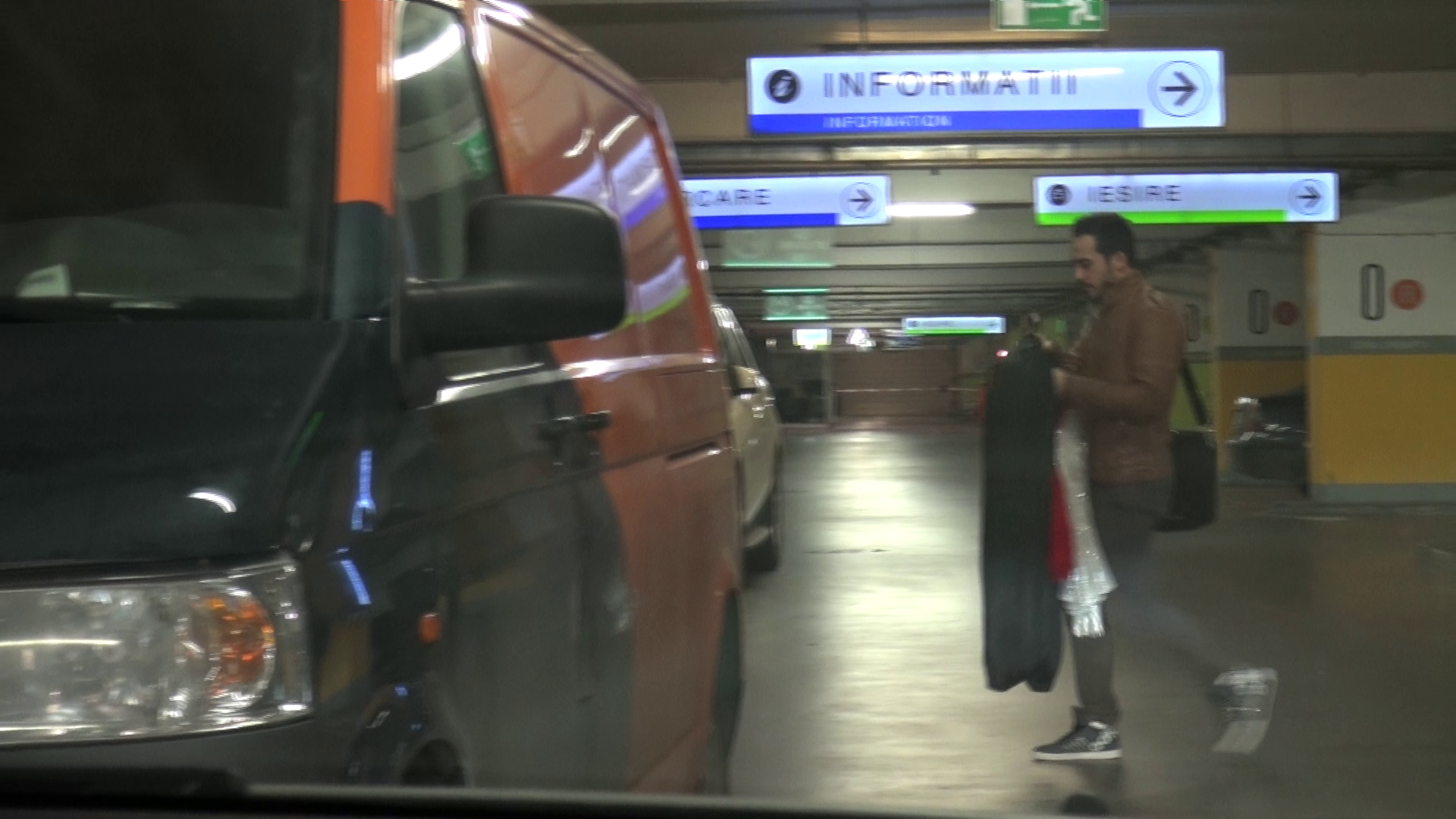 Petrisor o urmeaza carand hainele de scena