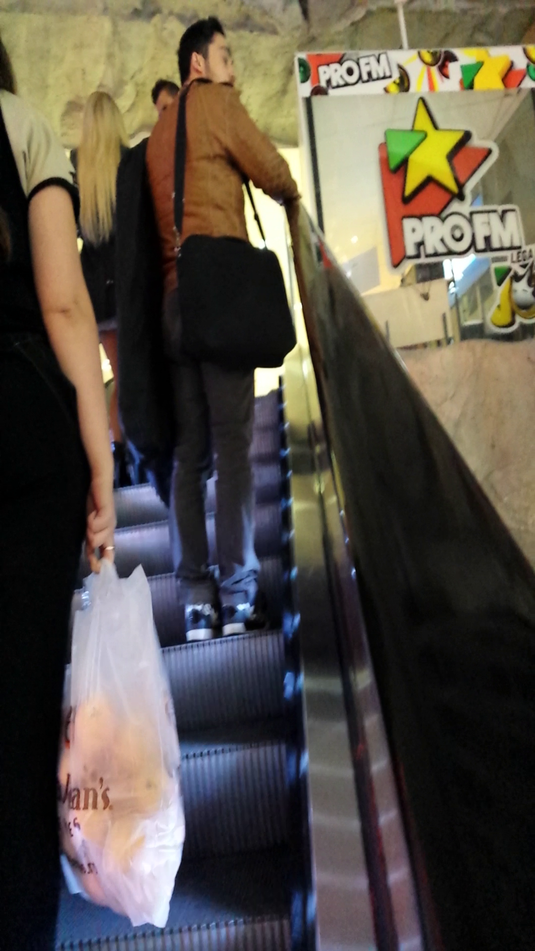 Pana sa ajunga in locul unde urma sa se tina recitalul, cei doi nu si-au vorbit aproape deloc